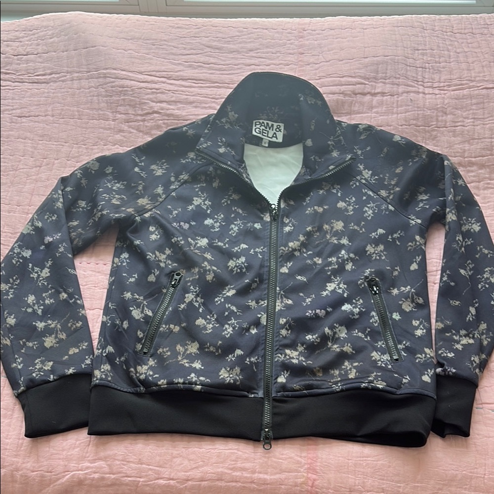 Pam & Gela Women's Floral Jacket - dark navy
Size Small